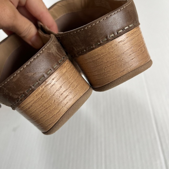 Dansko Sz 9 Berry Nubuck Tan Leather Suede Buckle Hardware Strap Clogs Slip On - Picture 5 of 9